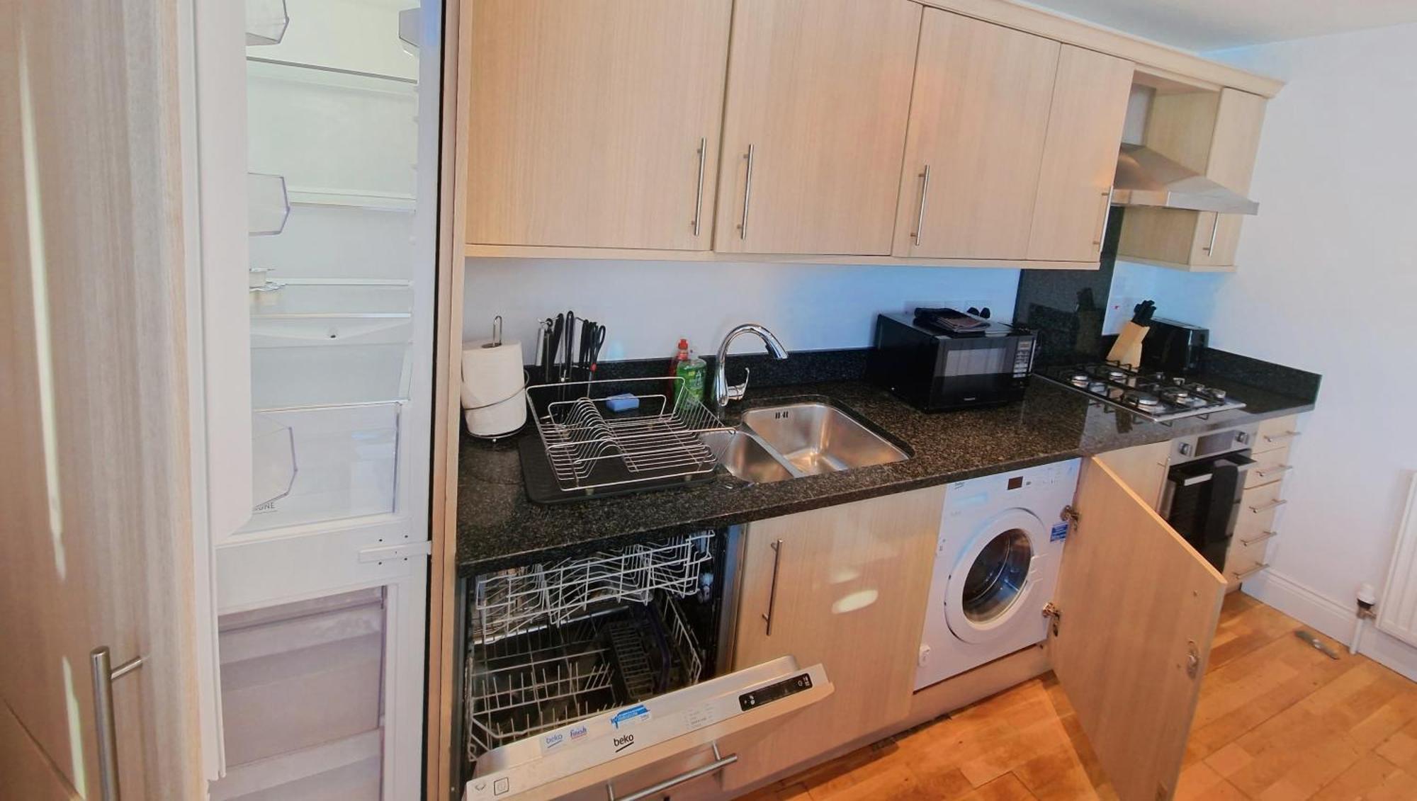 Ao Lettings - Ferry Quays - Brentford Apartment